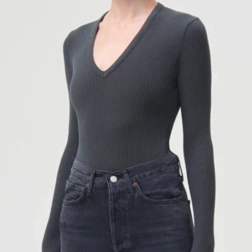 AGOLDE: Tavi Deep V-Neck